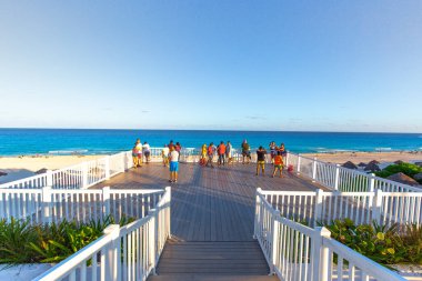 Cancun, Meksika - 20 Mart 2020: Playa Delfines (Yunus Sahili) lakabı El Mirador (The Lookout) Riviera Maya 'nın en manzaralı halk plajlarından biri