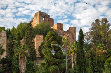 Gün batımında Malaga 'lı Alcazaba