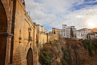 İspanya 'nın Ronda kentindeki Puente Nuevo Köprüsü' nden Hitoric şehir merkezinin manzarası  