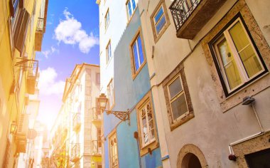 Lizbon tarihi merkezinin tipik mimarisi ve renkli binaları