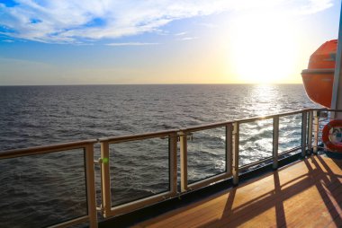 Karayipler 'de tatil yapan Aziz Thomas Adası' nın manzaralı bir yolcu gemisinden görüntü.