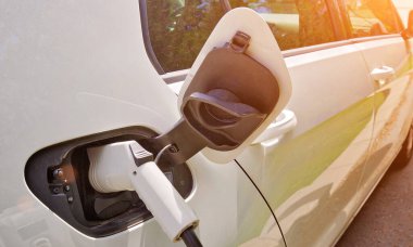 Elektrikli araba şarj aletinin pilini şarj ediyor.