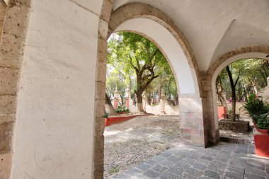 Meksika, Tepotzotlan, Francisco Javier Kilisesi tarihi şehir merkezinde.