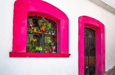 Meksika, tarihi şehir merkezinde Manzaralı Taxco kaldırım taşı sokakları