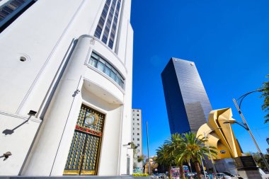 Mexico City, Mexico-10 Aralık 2018: Torre Caballito ve Paseo de Reforma Bulvarı yakınlarındaki Landmark El Caballito Anıtı