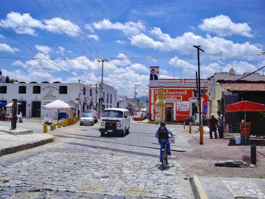 Cholula, Meksika-20 Ekim 2017: Tarihi merkezde Cholula 'nın renkli sokakları
