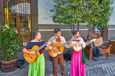 Guadalajara, Tlaquepaque, Meksika-20 Nisan 2018: Turist ve ziyaretçileri ağırlayan Tlaquepaque sokak sanatçısı