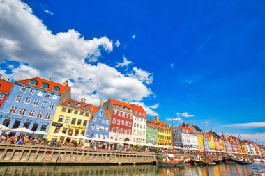 Kopenhag, Danimarka-2 Ağustos 2018: Kopenhag 'daki ünlü Nyhavn (Yeni Liman) körfezi, Avrupa' nın tarihi, renkli binaları olan 17. yüzyıldan kalma bir liman. Tekne ve kanal turları için bir başlangıç noktası.