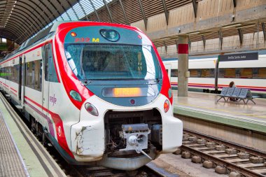 Seville, İspanya, 19 Ekim 2016: Seville ana tren istasyonu, Santa Justa, yoğun bir şehirlerarası bağlantı merkezi