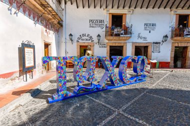 Taxco, Meksika-22 Aralık 2019: Santa Prisca Kilisesi yakınlarındaki şehir meydanında Büyük Taxco Mektupları