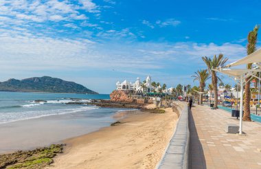 Mazatlan, Meksika-10 Mart 2020: Okyanus gözcüleri ve manzaralı Mazatlan deniz gezisi (El Malecon)