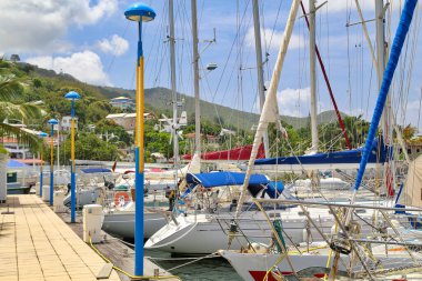 Philipsburg, Sint Maarten - 20 Nisan 2016: Sint Maarten Körfezi ve yat kulübü