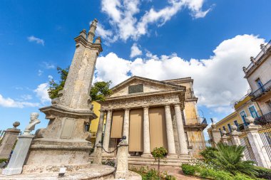 Eski Havana 'daki ünlü Arms Meydanı (Plaza de Armas), şehrin en eski meydanı.