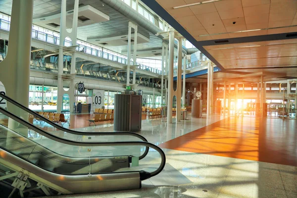 Aeroporto Europeu Moderno Ocupado — Fotografia de Stock