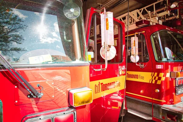 Toronto Canada Oktober 2017 Brandweerwagen Bij Een Brandweerkazerne Klaar Reageren — Stockfoto