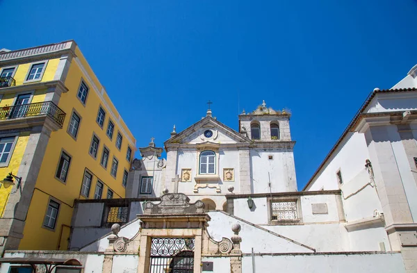 リスボンの歴史的中心部の典型的なポルトガル建築とカラフルな建物 — ストック写真