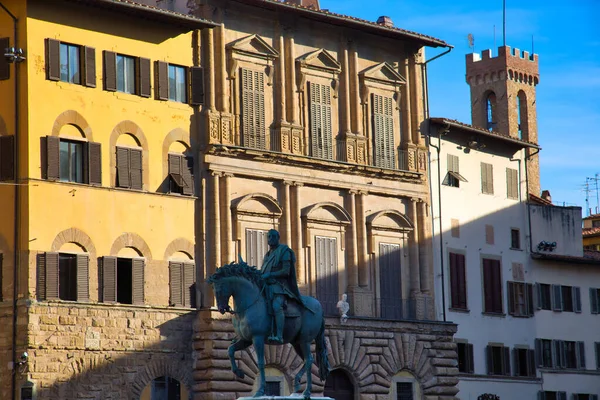 Floransa caddeleri tarihi köprü Ponte Vecchio yakınlarında