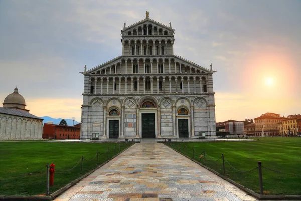 Ünlü Pisa Kulesi Nin Yakınındaki Bir Kilisenin Manzarası — Stok fotoğraf
