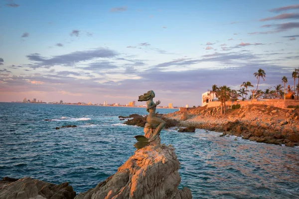 Mazatlan, Meksika-10 Nisan 2019: Okyanus gözcüleri ve manzaralı ünlü Mazatlan deniz gezisi (El Malecon)