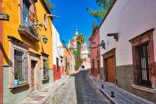 Meksika, San Miguel de Allende 'nin tarihi şehir merkezinde renkli binalar ve sokaklar