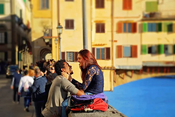 Туристы Флоренции Италия Мост Веккио — стоковое фото