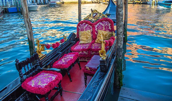 Розкіш Гондола Чекає Туристів Біля Знаменитого Мосту Ріальто Венеції — стокове фото