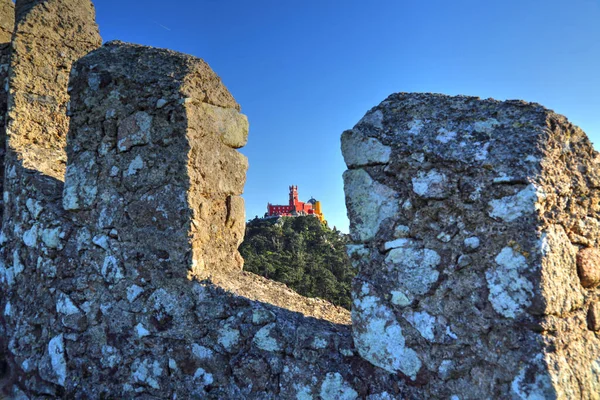 Sintra Portekiz Mağriplilerin Manzaralı Şatosu Arkada Pena Palace Ile Birlikte — Stok fotoğraf