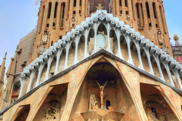 バルセロナ カタロニア スペイン 2016年10月17日 有名なアントニオ ガウディ サグラダ ファミリア大聖堂 タワーの近く — ストック写真