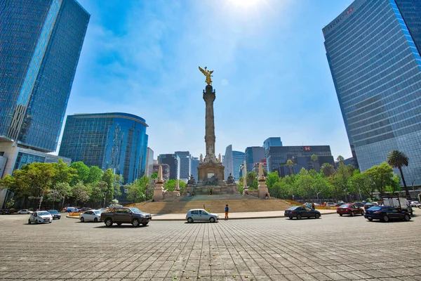 2018年4月22日 メキシコ シティのダウンタウンにあるパセオ レフォルマ 英語版 の回り道の勝利の柱である独立記念碑の天使 — ストック写真