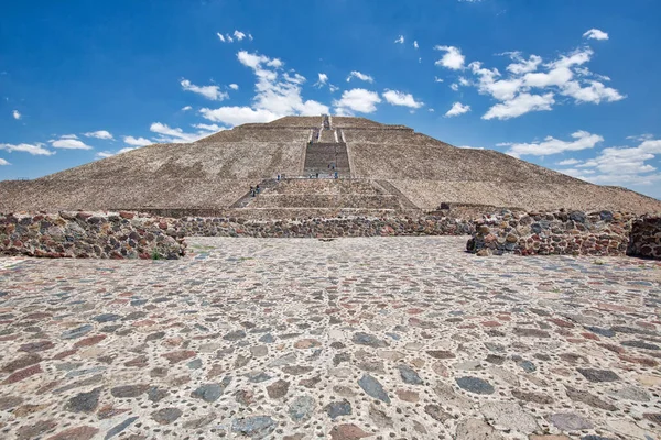 メキシコ市の近くに位置するランドマークTeotihuacanピラミッド — ストック写真