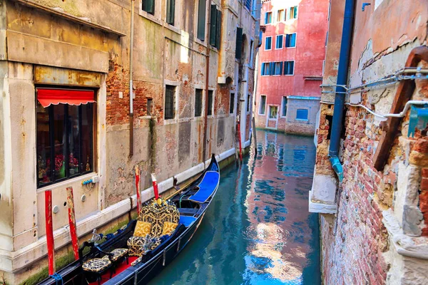 Góndola Lujo Esperando Los Turistas Cerca Del Puente Rialto Venecia — Foto de Stock