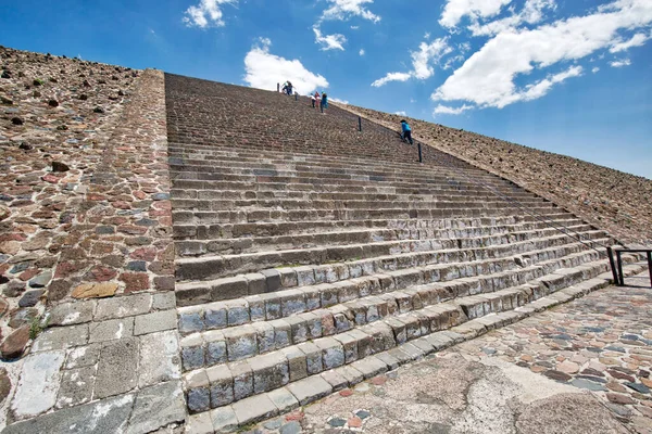 メキシコ市の近くに位置するランドマークTeotihuacanピラミッド — ストック写真