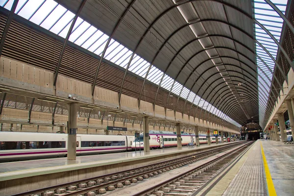 Seville, İspanya, 19 Ekim 2016: Seville ana tren istasyonu, Santa Justa, yoğun bir şehirlerarası bağlantı merkezi