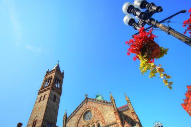 Parlak güneşli bir günde Copley Meydanı 'ndaki Boston Kilisesi