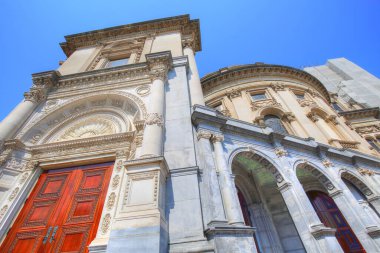 Güneşli bir günde Back Bay 'deki Boston kiliseleri
