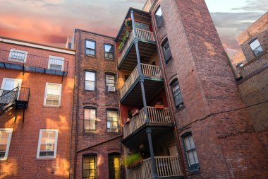 Boston Beacon Hill caddeleri ve tarihi tuğla binalar