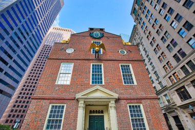 Massachusetts Eski Devlet Binası, çok sayıda turistin sık sık ziyaret ettiği bir dönüm noktası.