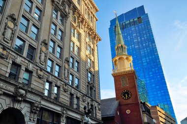 Gün batımında eski devlet binasının yakınındaki Boston sokakları