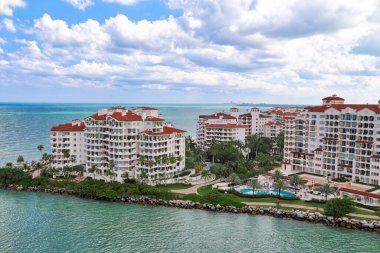 Güneşli bir günde ABD ve Miami liman daireleri ve konutları