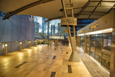 Las Vegas, Nevada-7 Eylül 2016: Kumarhaneler ve oteller arasında hareket eden yolculara hizmet veren tramvay bağlantı platformu