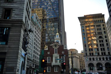 Gün batımında eski devlet binasının yakınındaki Boston sokakları