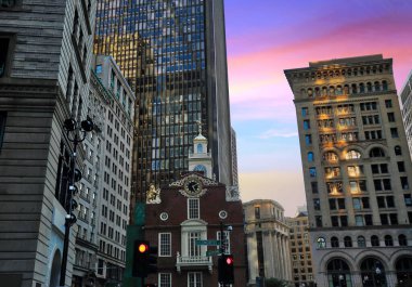 Gün batımında eski devlet binasının yakınındaki Boston sokakları