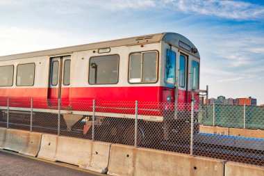 Boston MBTA metro hattı, Charles nehri üzerinden Longfellow köprüsünü geçen tren.