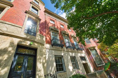 Boston Back Bay bölgesi yakınlarındaki tarihi merkezde tipik evler