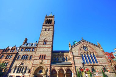 Parlak güneşli bir günde Copley Meydanı 'ndaki Boston Kilisesi