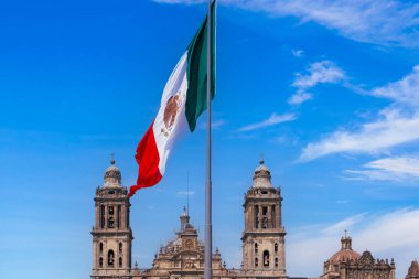 Zocalo Anayasa Meydanı 'nda Meksika bayrağı. Mexico City, Metropolitan Katedrali ve Ulusal Saray.