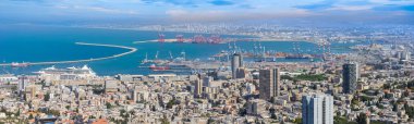 İsrail, Hayfa şehir merkezi, liman ve tarihi merkez panoramik ufuk çizgisi görünümü.
