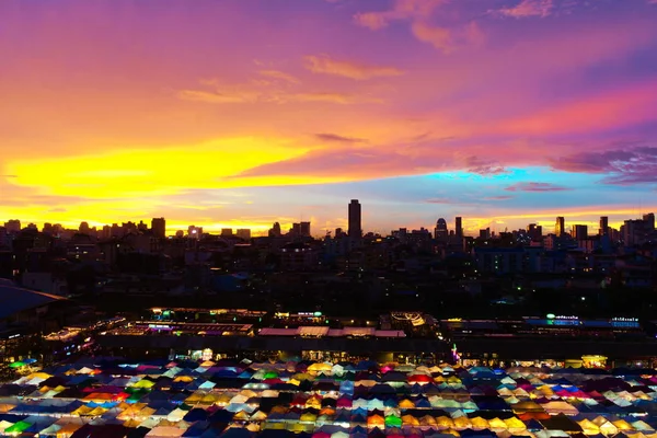 Bangkok, Tayland Cityscape ve haftasonu pazarı