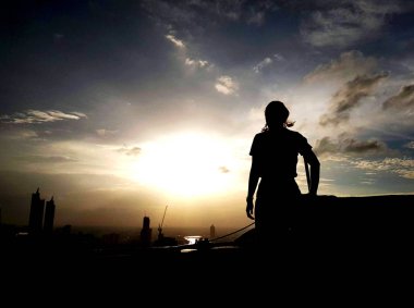 yeni macera yüz için günbatımı genç kadın yüz hazır