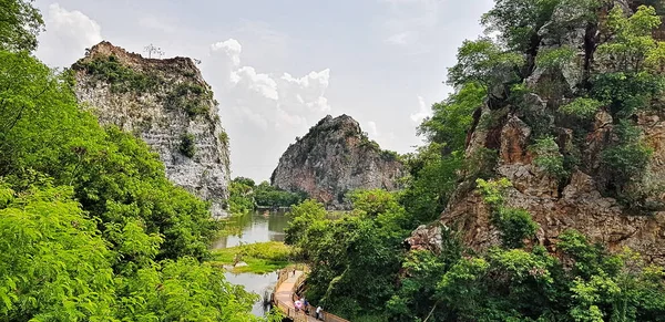 güzel parkta taş dağ Tepesi